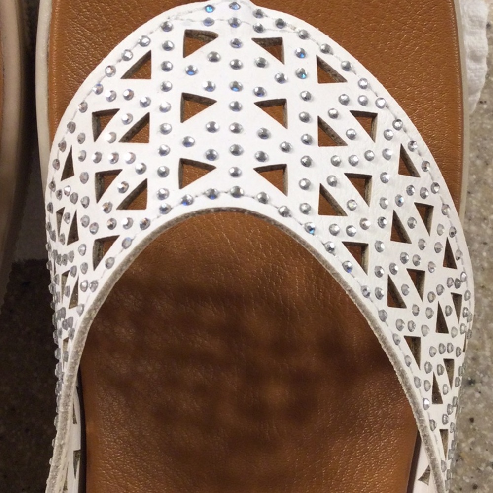 LIKE NEW - Cliffs by White Mountain Size 8M White flip flop with rhinestones - Picture 2 of 8